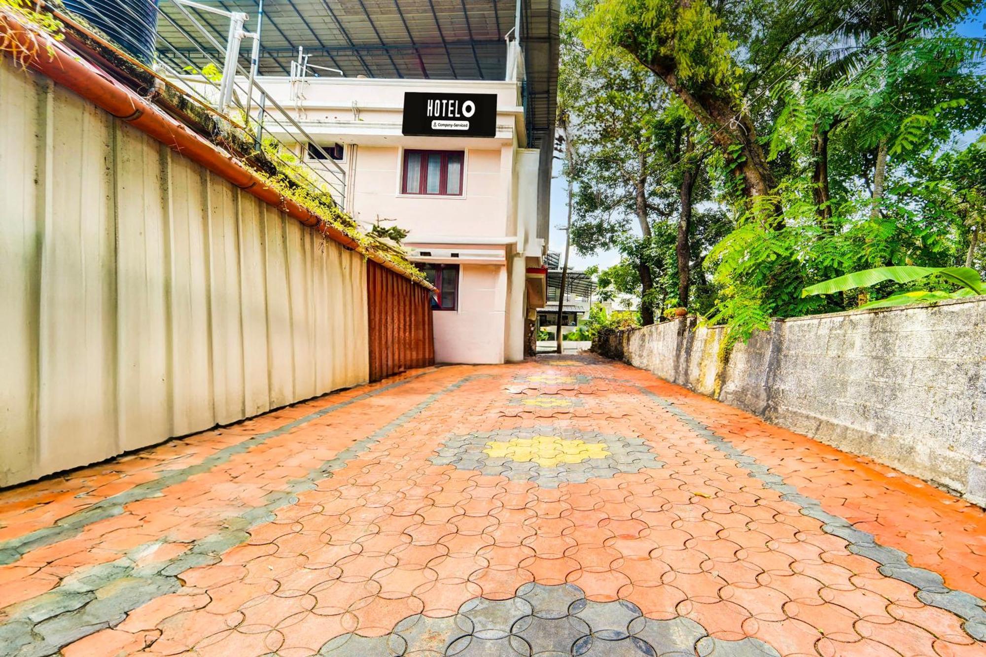 Super Hotel O Nettoor Near Lakeshore Hospital Kochi Zewnętrze zdjęcie