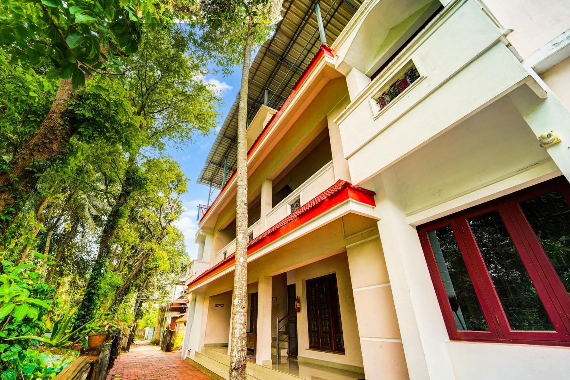 Super Hotel O Nettoor Near Lakeshore Hospital Kochi Zewnętrze zdjęcie